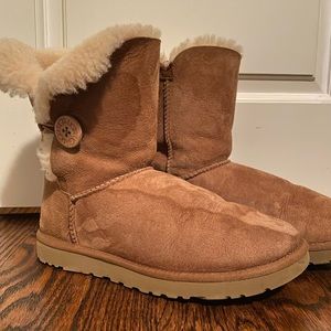 UGG Bailey Button Chestnut Size 9